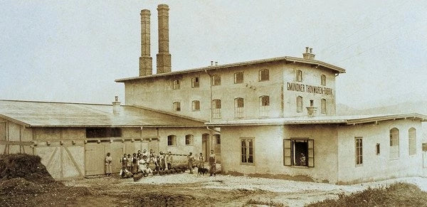 Historic photograph of the Gmundner pottery manufactory in 1903